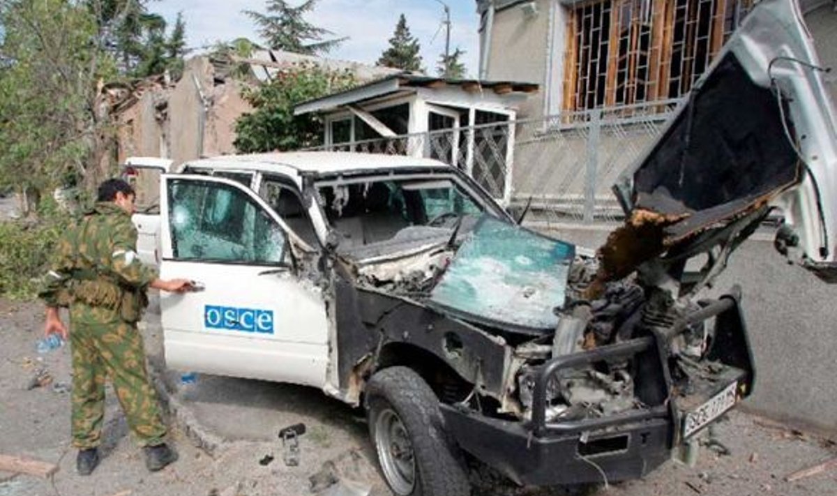 SÕJA TAGAJÄRJED: Mürsutabamuse saanud Euroopa julgeoleku- ja koostööorganisatsiooni OSCE auto Lõuna-Osseetias Tsinkvalis pärast Vene õhurünnakuid. 