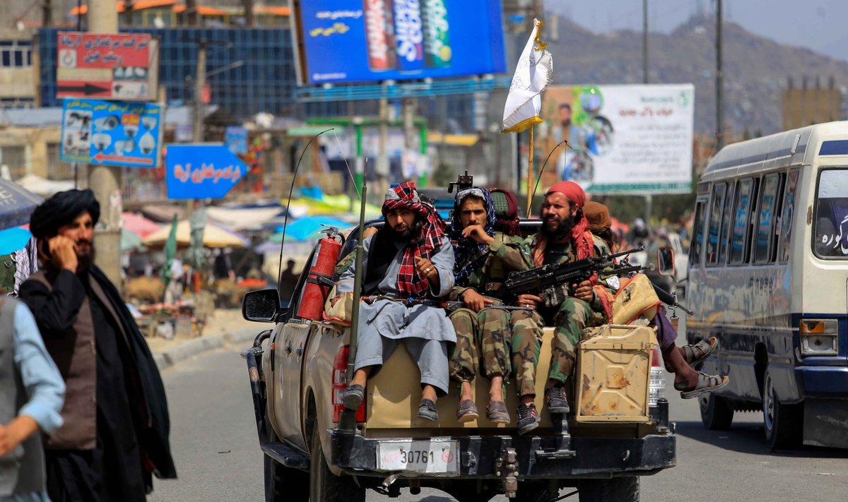 Talibani võitlejate patrull pealinn Kabuli tänaval