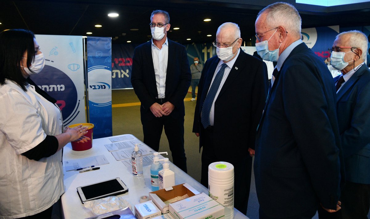 Iisraeli president 30.12 vaktsineerimiskeskuses.