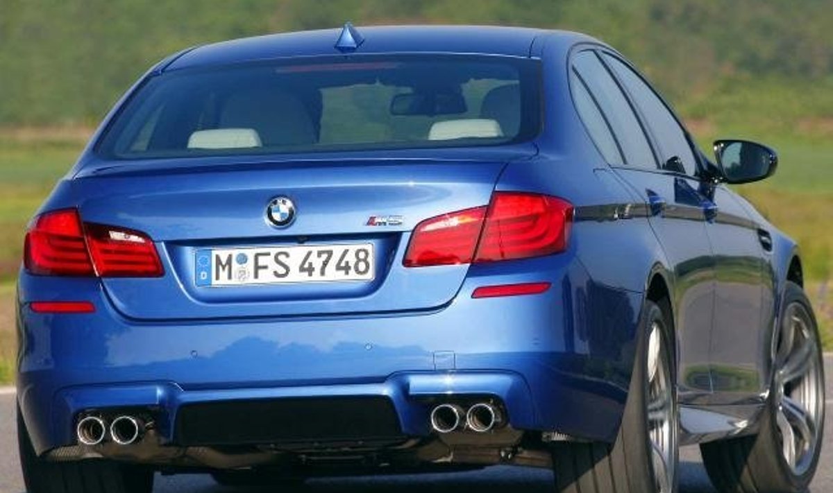 BMW M5 kurvis kudrutamas