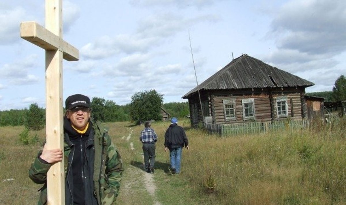 Tegevprodutsent Mart Saare käes on Novõi Vasjuganje puusepa tehtud rist, mis viidi küüditatute mälestuseks Aipolovo kalmistule.