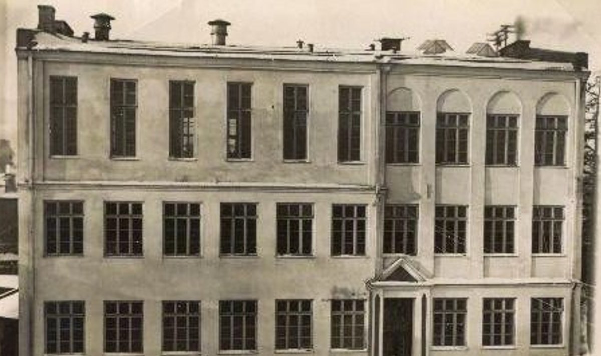 Hans Kubu eragümnaasiumi hoone enne sõda toonase Imanta tänava ääres.