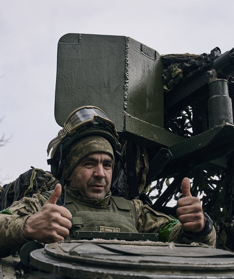Ukraina sõdur näitamas püstiseid pöidlaid. Foto on tehtud 7. märtsil Bahmutis, kus toimuvad kõige rängemad lahingud.