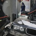 GALERII: BMW kärtsutas end trammi ja posti vahele