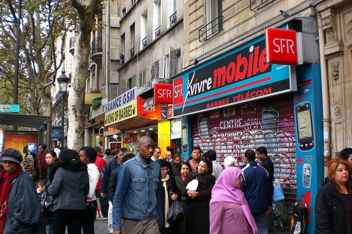 Poor paris. Франция гетто. Арабские кварталы в Париже. Гетто Парижа. Бедные районы Парижа.