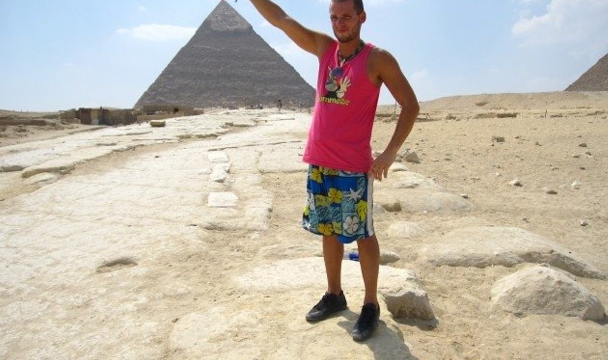 Daniel Dobrõš ja ainus  vana säilinud maailmaime – Giza püramiid Egiptuses.