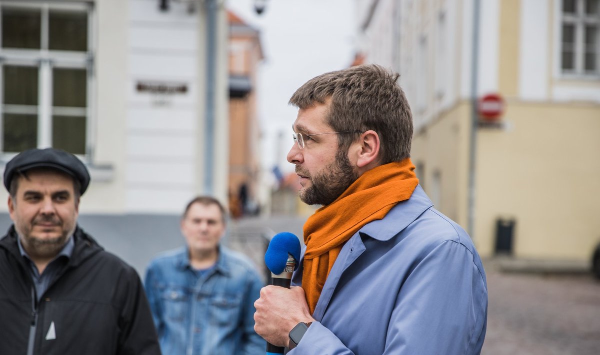Erakond Eestimaa Rohelised ja MTÜ Eesti Metsa Abiks kutsusid Eesti Erametsaliitu, Keskkonnaametit ja Sotsiaaldemokraate koostööle. Sotside valimisele erakondade seast on kaasa aidanud Jevgeni Ossinovski teravad seisukohad metsanduse osas, mida ta on väljendanud ka näiteks EMA meeleavaldustel osaledes.