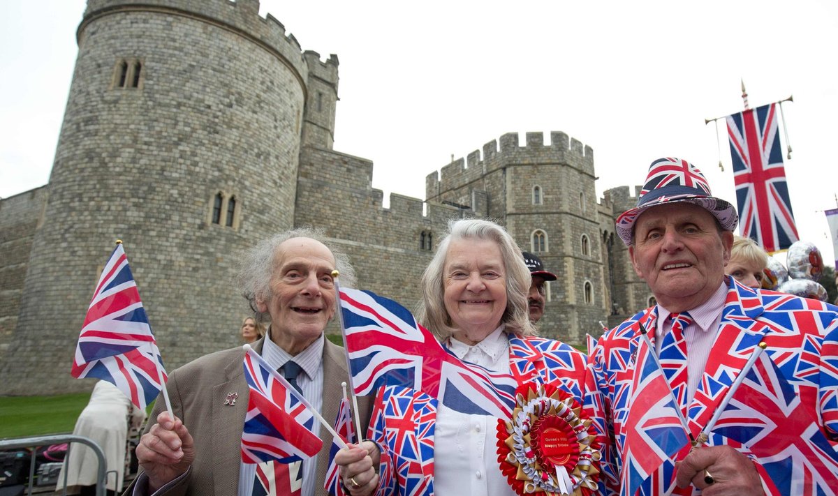 Turistid Windsori lossihoovis tähistamas kuninganna juubelit