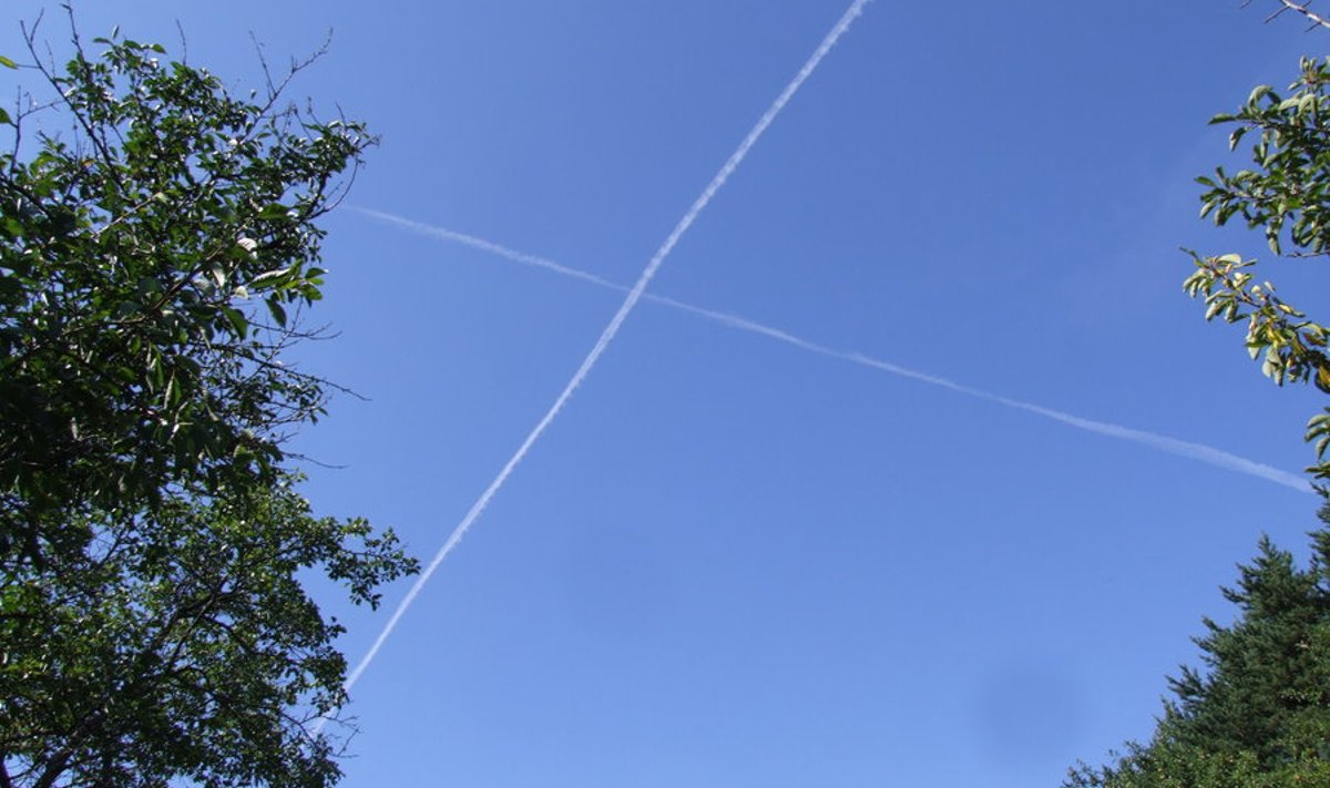 NATO hävitajad joonistasid taevasse risti