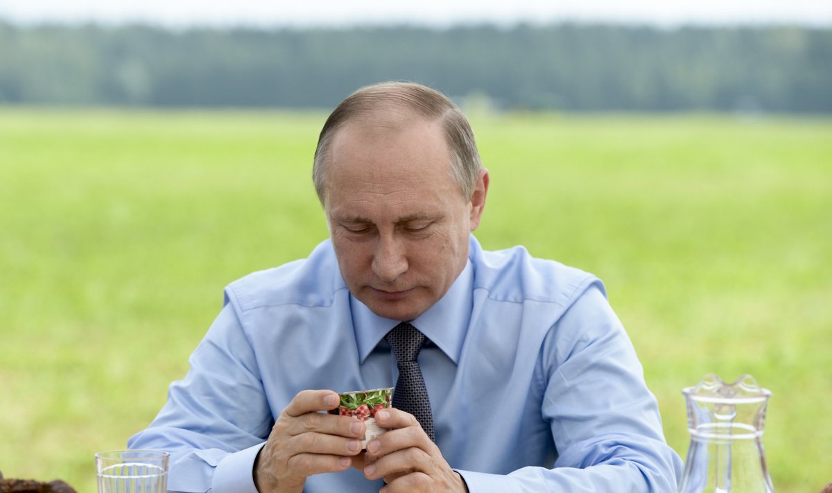 Sellal, kui meedia uudiseid seedis, kohtus Putin põllumeestega ja maitses jõhvikatooteid.