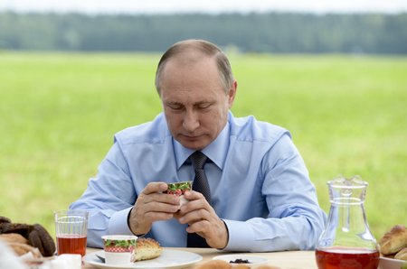 Samal ajal, kui kodumaa meedia riburada pidi tilkuvaid uudiseid seedis, kohtus Putin Tveri oblastis põllumeestega ja maitses jõhvikatooteid.