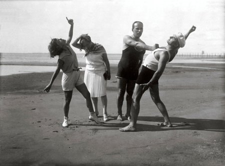 HEA ELU VIHATUD MAAL: Johannes Semper ja Johannes Vares-Barbarus ühes abikaasadega Pärnu rannas suvel 1928