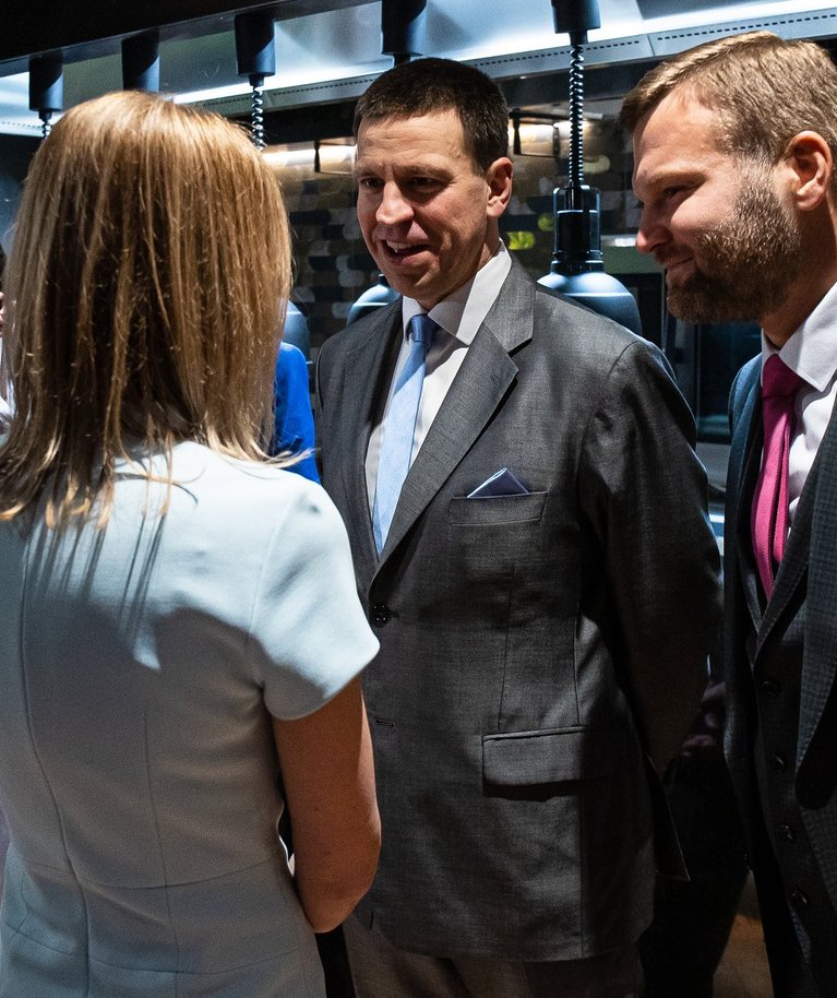 Jüri Ratas (keskel) õnnitleb Reformierakonna valimispeol Kaja Kallast võidu puhul.