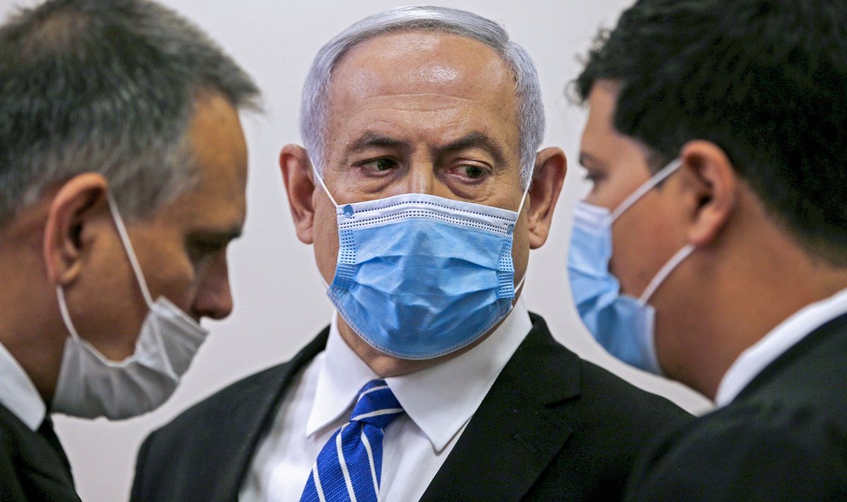 Esimest korda kohtusse ilmunud Benjamin Netanyahu süüdistas sissejuhatuseks uurijaid vandenõus ja riigipöördekatses.
