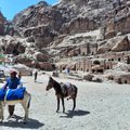 MAALEHT JORDAANIAS | Tabamatu looduspärli Petra juures pakutakse sõitu „konditsioneeritud Lamborghini-eesliga“