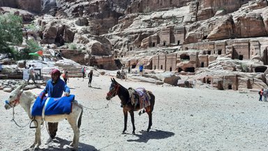 MAALEHT JORDAANIAS | Tabamatu looduspärli Petra juures pakutakse sõitu „konditsioneeritud Lamborghini-eesliga“