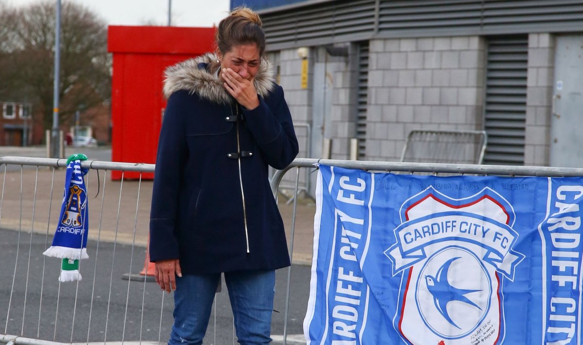 Emiliano Sala õde Cardiff City staadioni juures.