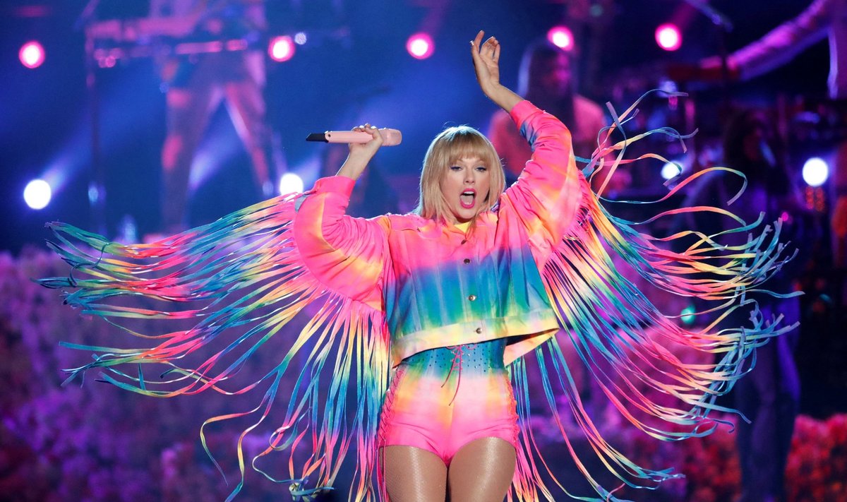 Taylor Swift esines USA linnas Carsonis.