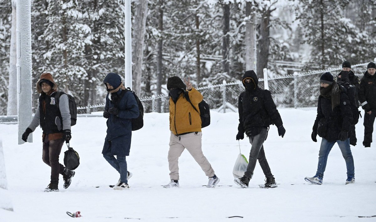 Финские пограничники сопровождают мигрантов
