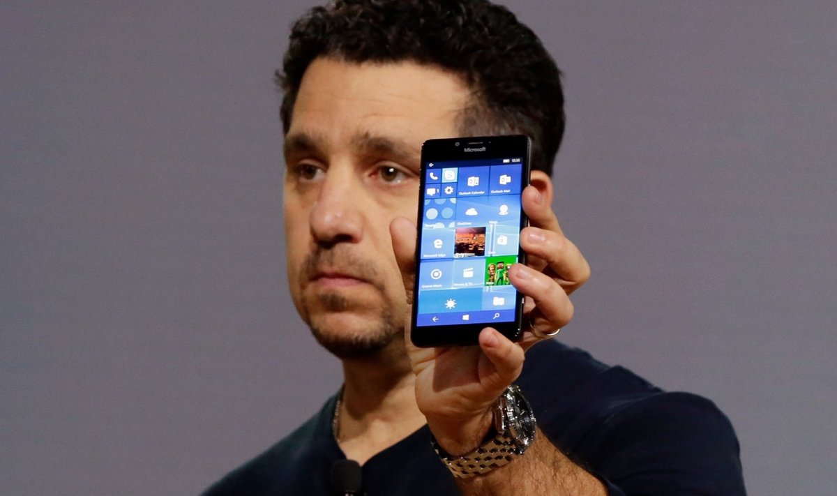 Sellise tooniga loo juurde sobib taasavaldada pilti kurvailmelisest Microsoft tippjuhist möödunud sügisel Lumia 950 telefoni esitlemas. (Foto: AP)