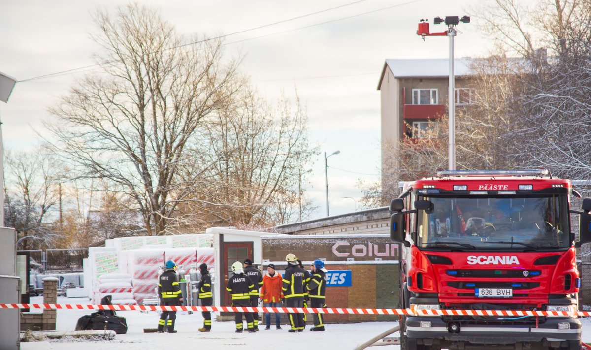 Sporrongis toimunud väävelhappe keemilisele reostusele reageerisid Kihelkonna ja Orissaare põhiauto, Kuressaare põhi- ja paakauto ning Pärnu põhiauto ja keemiapäästevõimekusega haagis.