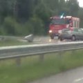 ВИДЕО: На шоссе Таллинн-Пярну автомобиль врезался в ограждение, водитель в больнице