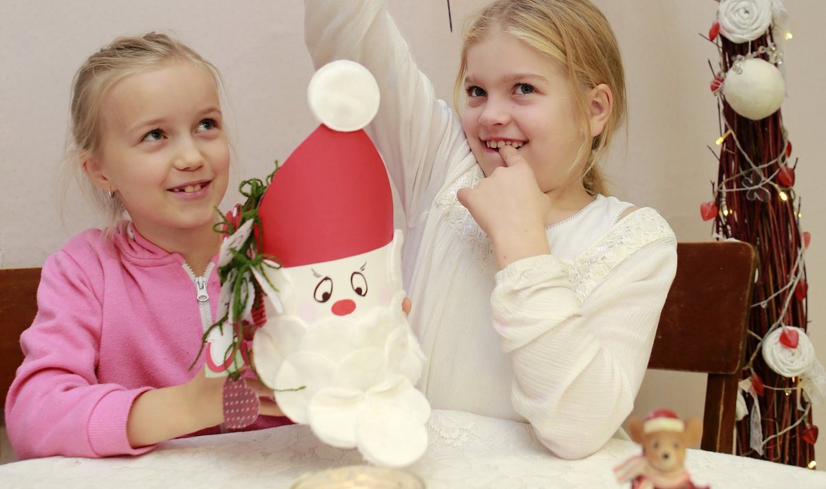 Anete ja Melissa-Berit kirjutasid jõulukalendri sedelitele oma pere tarbeks palju vallatuid ülesandeid. Küll see jõuluootus saab nüüd lõbus olema!