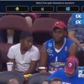 VIDEO | NBA eelhooaja mängu ajal võis tribüünil näha Kalev/Cramo särgis fänni