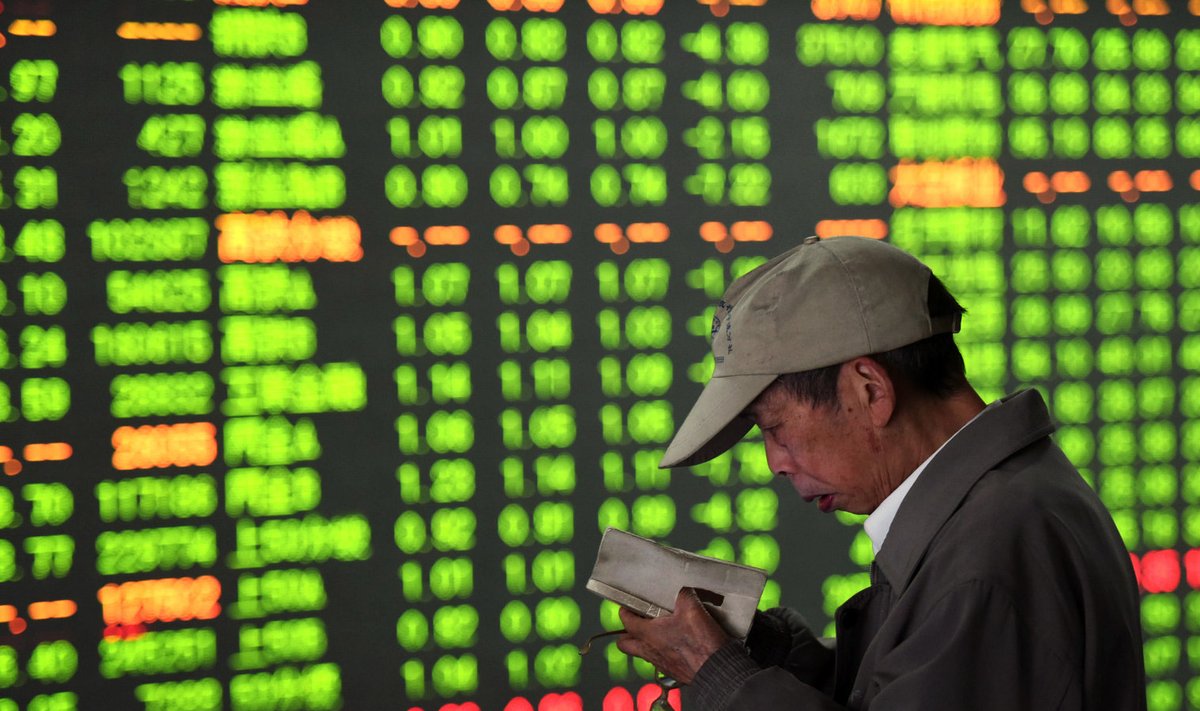 Hiina börsihuviline jälgib kukkuvaid aktsiahindu.