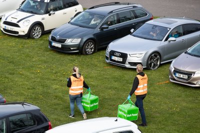 Tallinn, 15.05.2020. Ansambel Smilers esines Apollo autokinos Tallinna lauluväljakul.