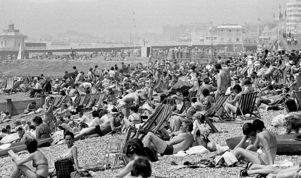 KUI NAD VEEL KÕHNAD OLID: Leia 1976. aastal Brightoni rannas tehtud fotolt mõni paks inimene.