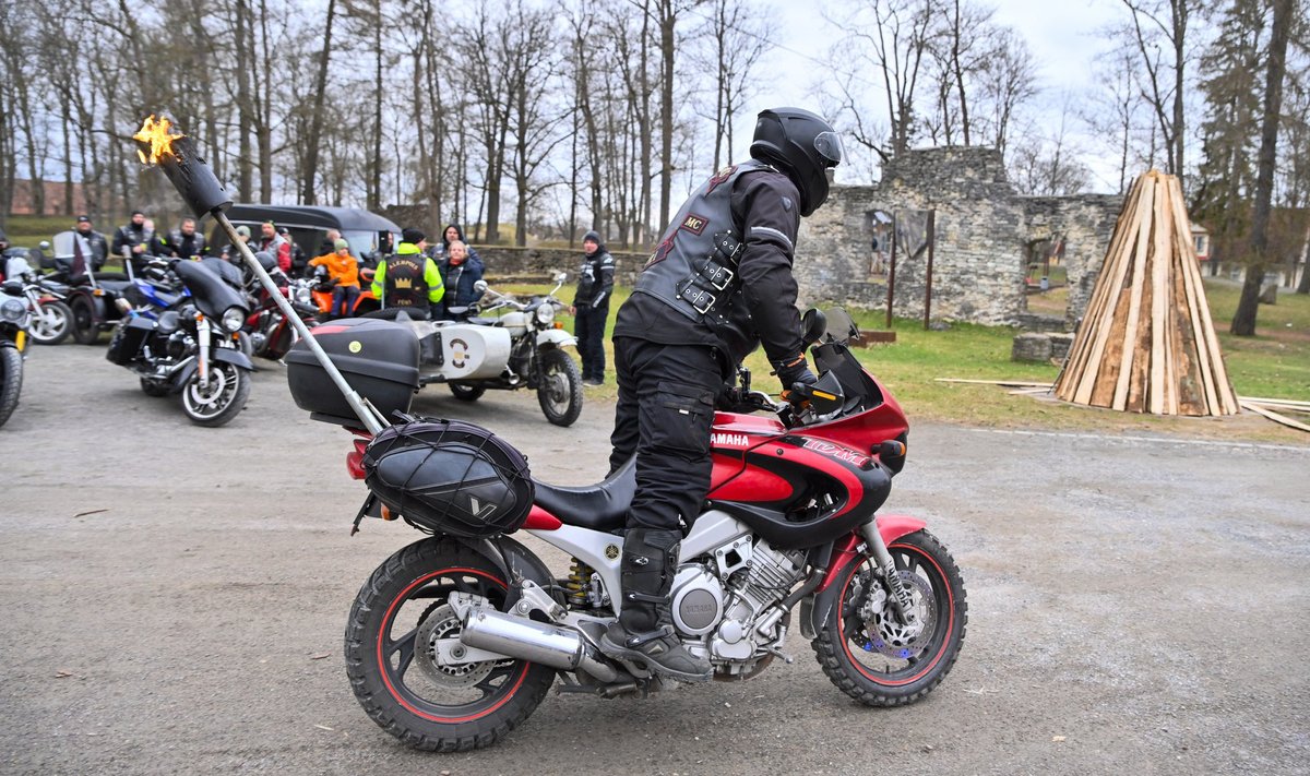 Мотоциклисты пронесли пламя свободы из Пайде через всю Эстонию