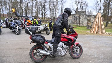 FOTOD | Jüriöö märgutuled: mootorratturid viisid vabaduse tule Paidest üle kogu Eestimaa