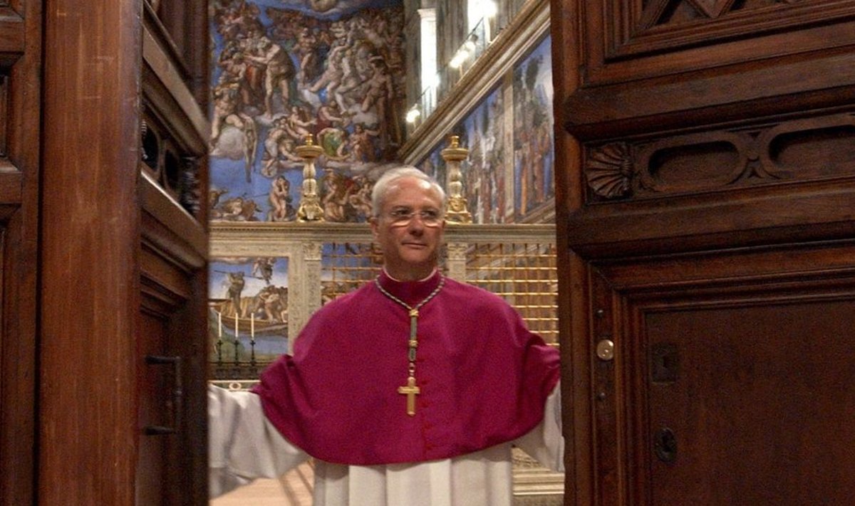 Kardinalide kogu dekaan sulgeb 2005. aastal Sixtuse kabeli uksed, et kinnises ruumis Johannes Paulus II-le järglane valida. Foto: AP/Scanpix