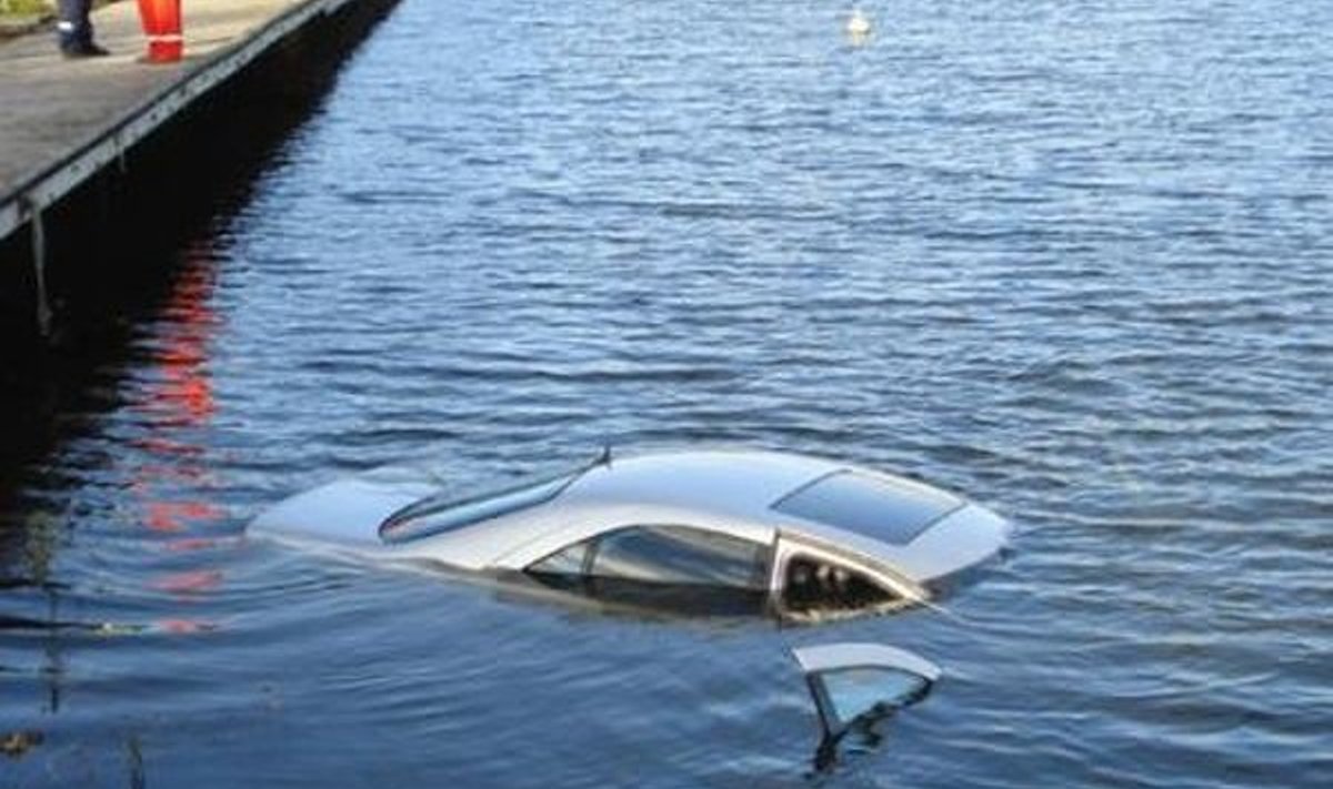 Autojuht ajas käigud segamini ja sõitis merre. Foto: Irina Mägi/Meie Maa