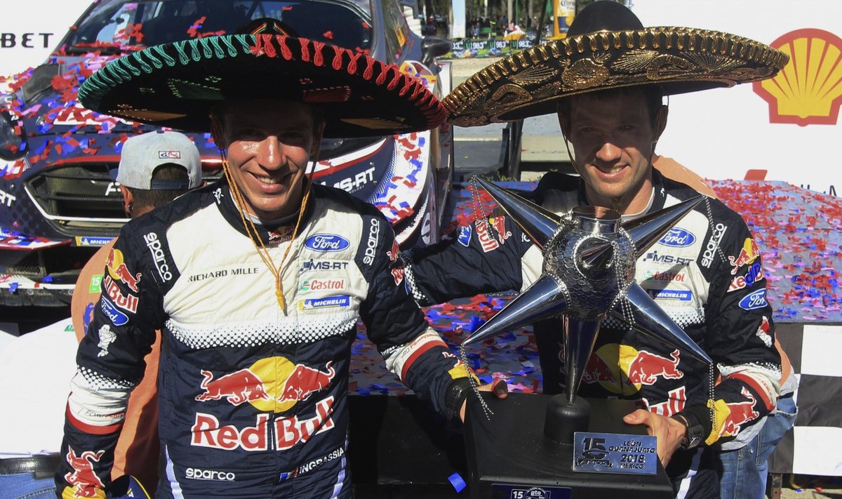 Sebastien Ogier (paremal) koos kaardilugeja Julien Ingrassiaga tähistamas Mehhiko ralli võitmist.