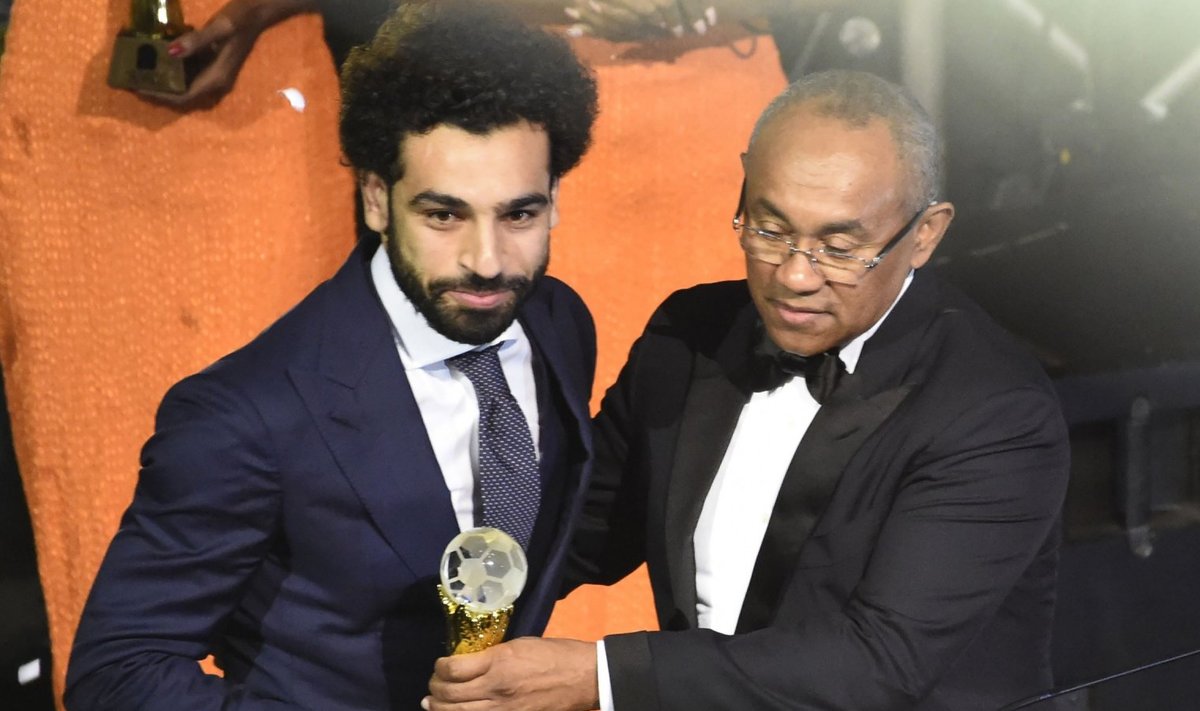 Mohamed Salah auhinda vastu võtmas.