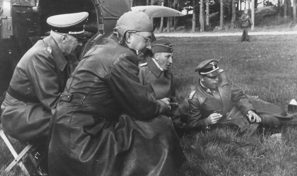 SUITSUPAUS EESTIS: Reichsführer-SS Heinrich Himmler suitsetab sigarit, temast vasakul istub toolil ilmselt kindral Franz von Roques, murul külitavad kindralid Reinhard Heydrich ja Hans-Adolf Prützmann (paremal). 