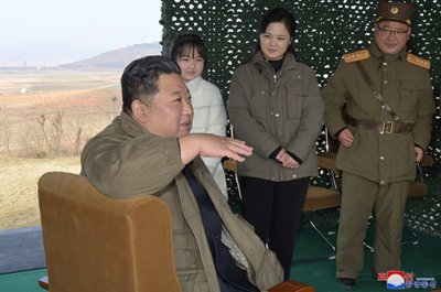 Põhja-Korea liider oma lapse Chu-ae ja naise Ri Sol-juga.