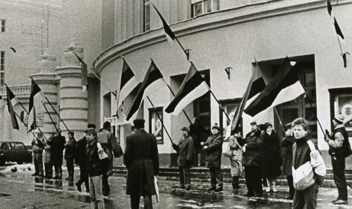 Enne Eesti kongressi esimese istungjärgu algust Estonia kontserdisaali ees