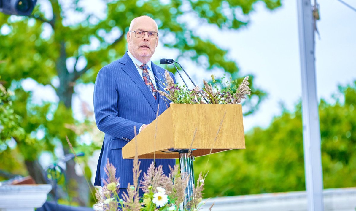 PRESIDENDI KÕNEST jäi kõlama, et vabadus on vastutus ja meil kõigil on võimalus kaasa rääkida Eesti tuleviku kujundamisel. „Me kõik oleme ehitanud Eesti riiki. Igaüks on sellesse pannud oma mõtted ja teod, nii nagu oskab ja tahab. Kõik, kes me Eestis elame,“ rääkis Alar Karis.