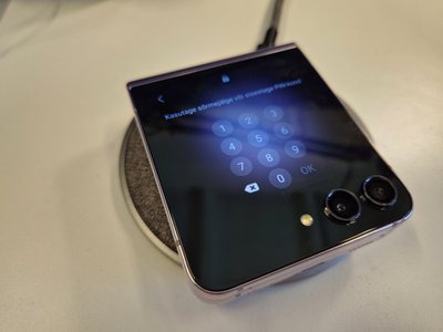 Galaxy Z Flip5 - telefon toetab ka juhtmevaba laadimist