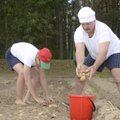 FOTOD JA VIDEO: Lukašenka korjas põllul 70 kotti kartuleid