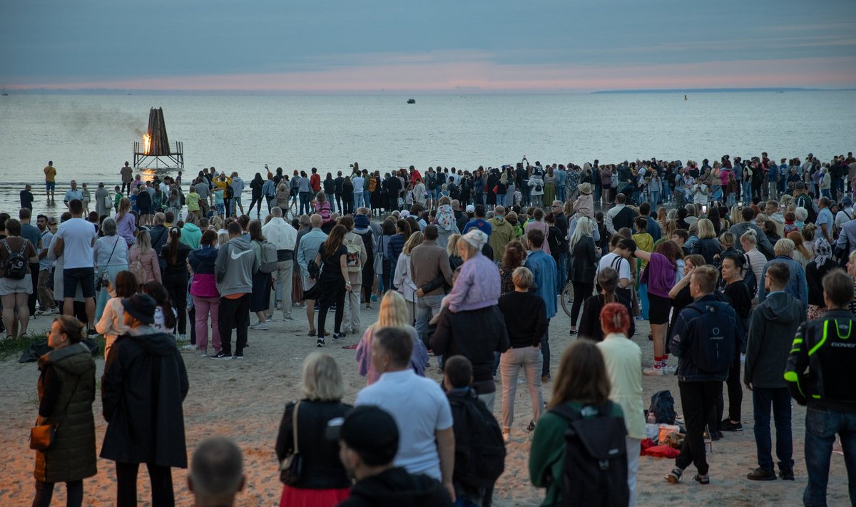 Тысячи людей собрались на пляже Инглиранд