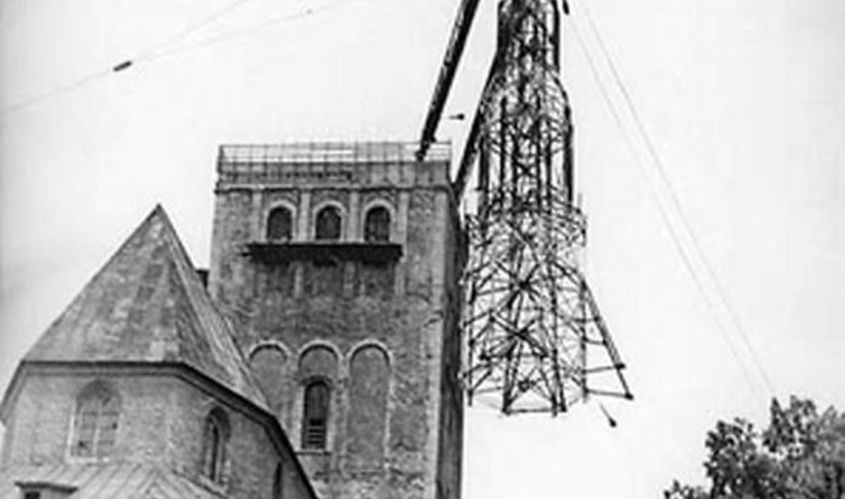 UUS MÜTS: Aastal 1970 sai Niguliste kirik uue tornikiivri. Fotol jäädvustatud hetk, mil hiigelkraana on seda paika tõstma asunud. 