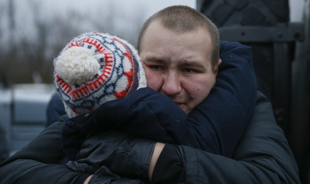 Lähedane embab Ukraina relvajõududesse kuuluvat sõjavangi Donetski rajoonis Gorlivkas kinnipeetute vahetamisel