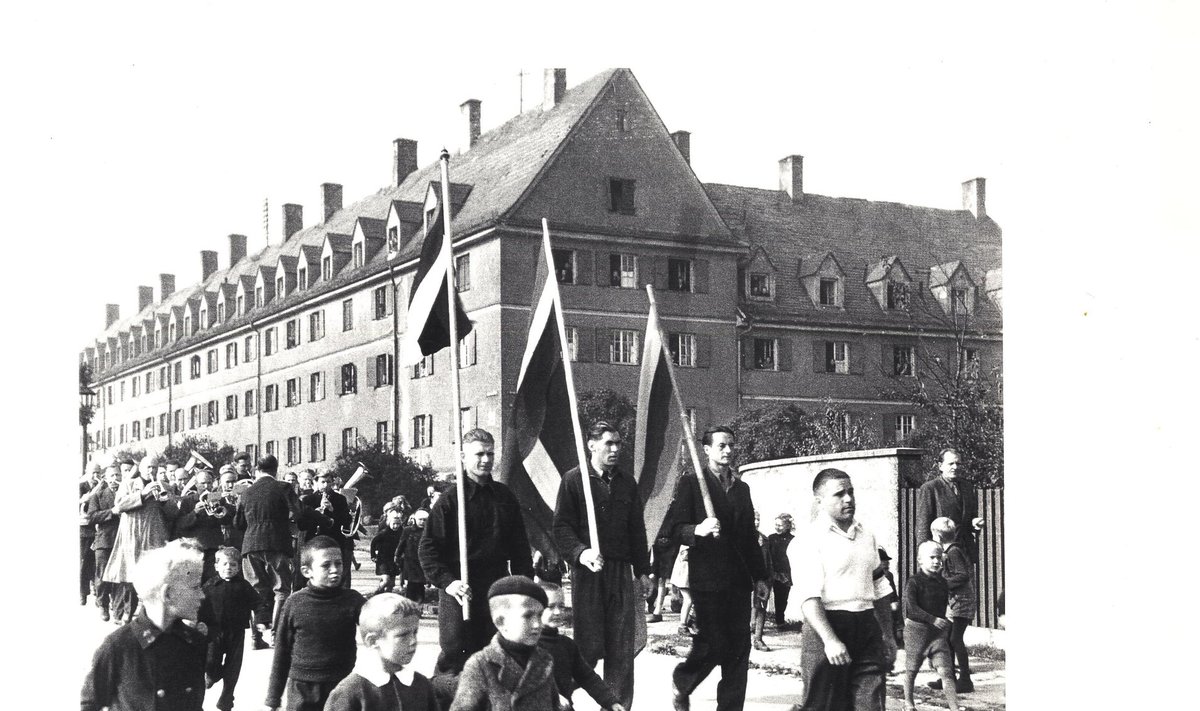 Teel esimese Balti olümpiaadi avamisele kannab Eesti lippu kuulitõukaja August Maalstein. Augsburg, 19. oktoober 1945