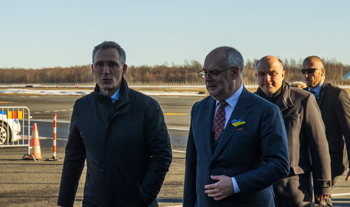 NATO peasekretär Jens Stoltenberg (vasakul) ja president Alar Karis.