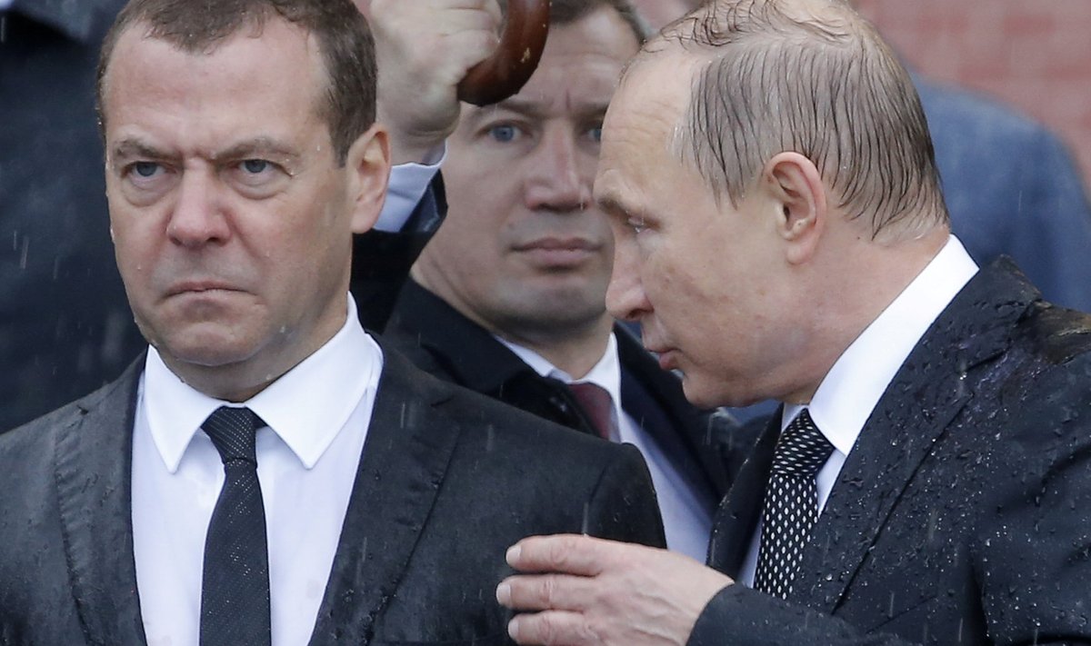 Eile tagasi astunud Venemaa peaminister Dmitri Medvedev ja president Vladimir Putin 2017. aasta suvel tehtud fotol