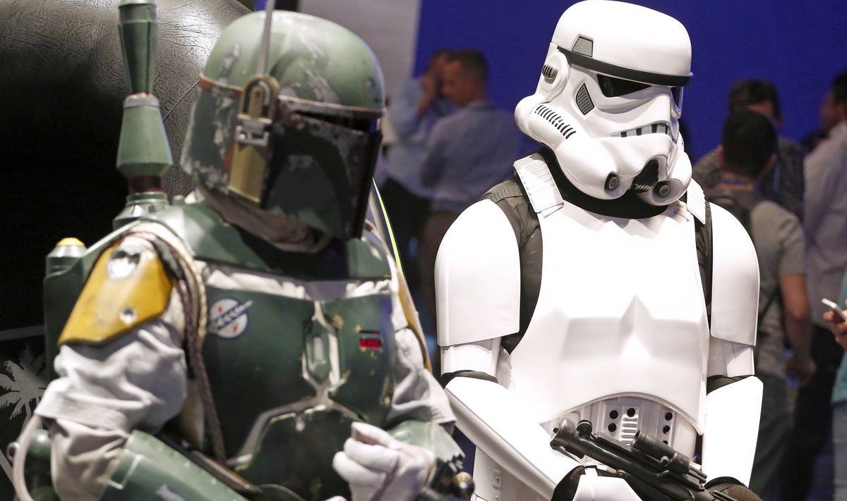 People dressed as "Star Wars" characters Boba Fett (L) and a Stormtrooper pose at the 2014 Star Warsi tegelaskujud Boba Fett (vasakul ) ja Stormtrooper. 